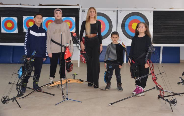 <p>Mesaiden arta kalan zamanlarında spor yapan Yılmazel, yaklaşık 1 yıl önce okçuluk sporuyla ilgilenmeye başladı.</p>
