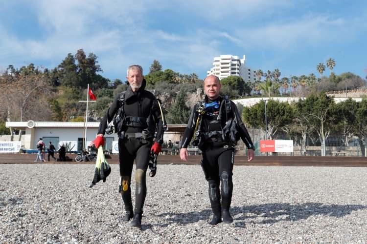 <p>Antalya'da eğitim amaçlı dalış yapan bir grup dalgıç dünyaca ünlü Konyaaltı Sahili'ndeki deniz canlılığını görüntüledi.</p>
