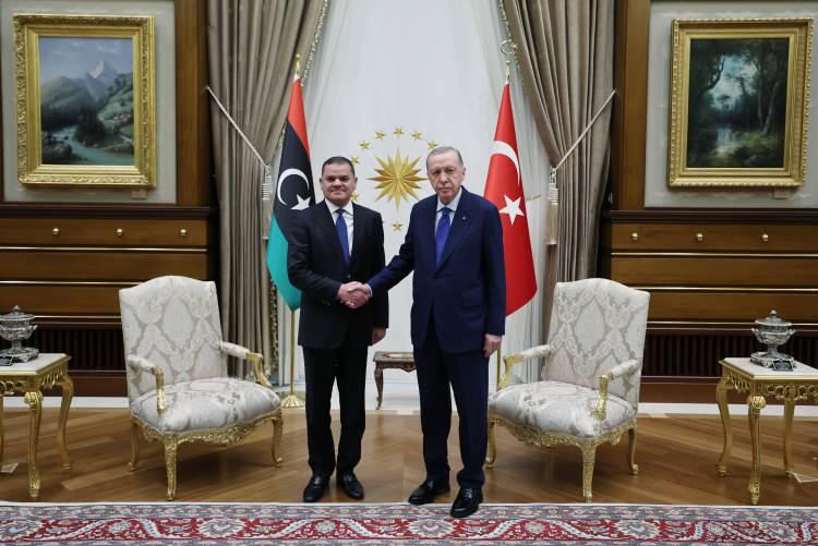 <p><span style="color:rgb(67, 67, 67)">Türkiye için Libya'da meşru muhatabın Milli Birlik Hükümeti olduğunu belirten Erdoğan, Türkiye ile Libya arasında enerji, güvenlik ve denizcilik başta olmak üzere birçok alanda ilişkileri geliştirmeye devam edeceklerini belirtti.</span></p>
