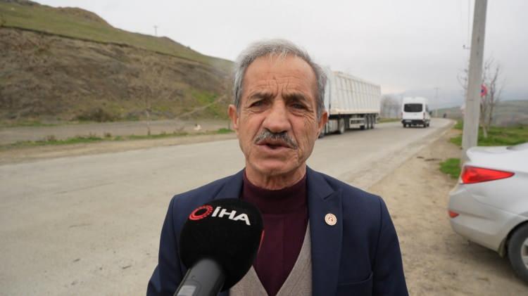 <p>Köpeklerden rahatsız olduklarını dile getiren Uzgur Mahalle Muhtarı Nazmi Bilginoğlu, <strong>"Köpekleri toplatamıyoruz. Kendi torunumu sabah kalkıp kendim yolcu ediyorum. Köpekler bir poşet görse saldırıyorlar. Hayvanlar aç durumda. Bunların toplanmasını istiyoruz."</strong> diye konuştu.</p>