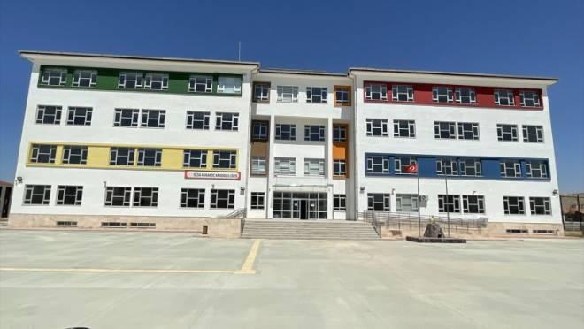 <div>Milli Eğitim Bakanlığı, gelecek eğitim öğretim yılında da talep edilip edilmediğine bakmadan, tüm özel okullara öğrenci sayısı kadar ders kitabını ücretsiz göndermeyi sürdürecek.</div>
<div>Bakanlığın ücretsiz dağıttığı ders kitaplarını kullanmayan ya da “ders kitabı” adı altında velilerden ücret talebinde bulunan özel okullara Özel Öğretim Kurumları Kanunu'nun 7. maddesinde yer alan cezai müeyyideler uygulanabilecek.</div>
<div>Bu madde, söz konusu fiilin tekrarı halinde brüt asgari ücretin 20 katına kadar idari para cezasına ve kurum açma izni ve çalışma ruhsatının iptaline kadar gidebilecek kademeli bir cezai müeyyideyi öngörüyor.</div>