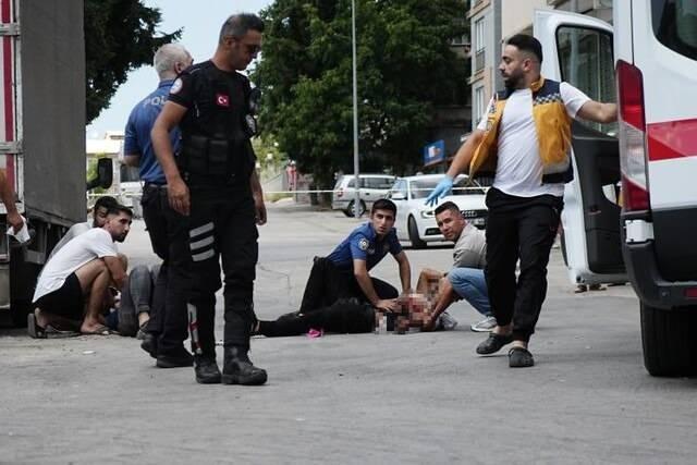 <p>Osmangazi ilçesi Bağlarbaşı Mahallesi Harran Sokak'ta geçen yıl 11 Ağustos'ta su tesisatı işi yapan inşaat firması çalışanları ile oto yıkama işletmesinde çalışanlar arasında ortak su kullanımı nedeniyle tartışma çıkmıştı. Tartışmanın büyümesi üzerine gruptakiler birbirlerine bıçakla saldırmış, kavgada Fesih B, Murat B, Abdullah B, Cüneyt B, Serhat O. ve Samet O. yaralanmıştı. Çekirge Devlet Hastanesi ile Bursa Şehir Hastanesi'ne kaldırılan yaralılardan Fesih B, müdahaleye rağmen kurtarılamamıştı.</p>
<p> </p>