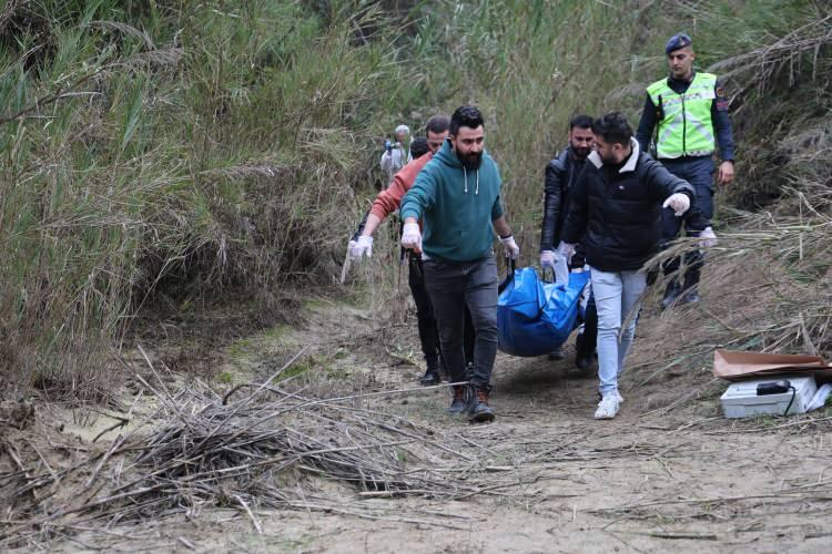 <p> Ardından Adana'ya gelerek kayınbabası Yusuf (66), kaynanası Hüsne (61) ve halası Semiha Tehçi'yi (51) bıçaklayarak öldürdü. Daha sonra da etüt merkezinde matematik öğretmeni olan kayınbiraderi Fatih İsmail Tehçi'yi tabanca ile vurarak öldürmüş, ormanlık alana atmıştı.</p>
