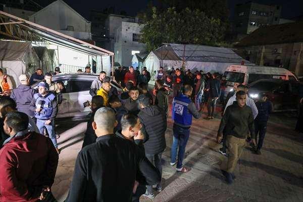 <p>Filistinliler, Gazze'deki El-Ehli Baptist Hastanesi bahçesinde toplanıp sevinç gösterisinde bulundu.</p>