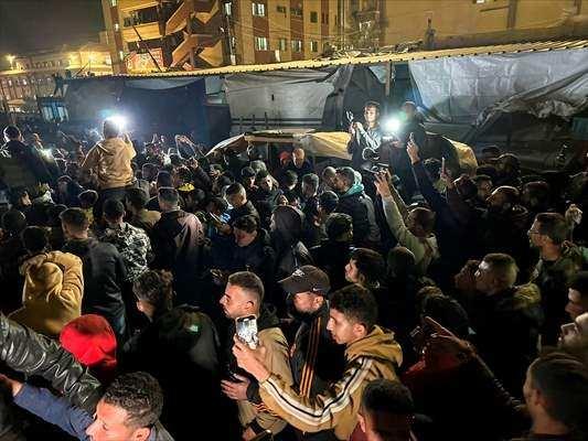 <p>Filistinliler, Han Yunus kentindeki Nasır Hastanesi yakınlarında toplanıp sevinç gösterisinde bulundu.</p>