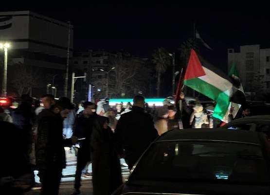 <p>İsrail ve Hamas arasında anlaşma sağlandığının duyurulması Suriye'nin başkenti Şam'da sevinçle karşılandı. Başkentteki Emevi Meydanı’nda toplanan vatandaşlar, sevinç gösterisinde bulundu.</p>
<p> </p>