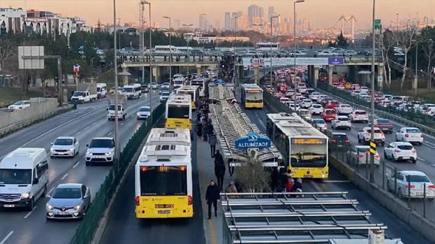 <p><strong>İstanbul Büyükşehir Belediyesi,</strong> İstanbul'da toplu ulaşıma yüzde 35 oranında zam talebinde bulunmuştu. </p>
<p> </p>
<p>Bu karar<strong> UKOME</strong> tarafından kabul edildi. </p>
<p> </p>