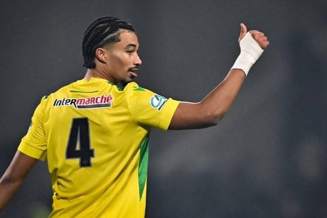 <p><strong>NANTES 35 MİLYON EURO İSTEDİ, FENERBAHÇE MASADAN KALKTI</strong><br />
<br />
Fenerbahçe, 19 yaşındaki Fransız stoper Nathan Zeze'ye talip oldu.<br />
<br />
Ligue 1 ekibi Nantes'ın genç oyuncu için 35 milyon Euro talep etmesi üzerine sarı lacivertli görevlilerin masadan kalktığı ileri sürüldü.<br />
<br />
(Takvim)</p>