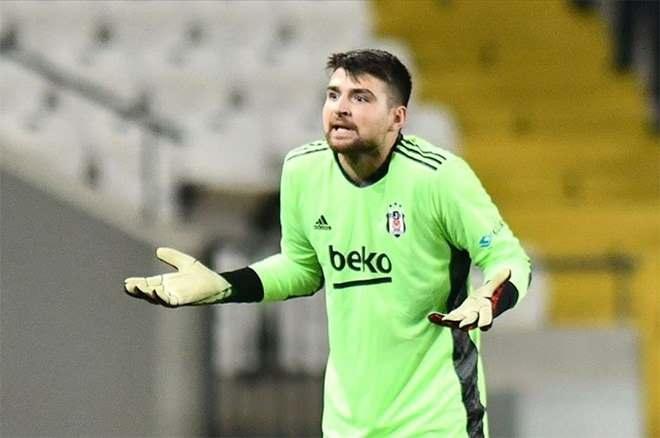 <p>Beşiktaş, Watford'un Ersin Destanoğlu için yaptığı teklifi az buldu. Kara Kartal'da yedek kaleci konumunda bulunan Ersin'in ise İngiliz kulübüne gitmek istediği ifade edildi.<br />
<br />
(Takvim)</p>
