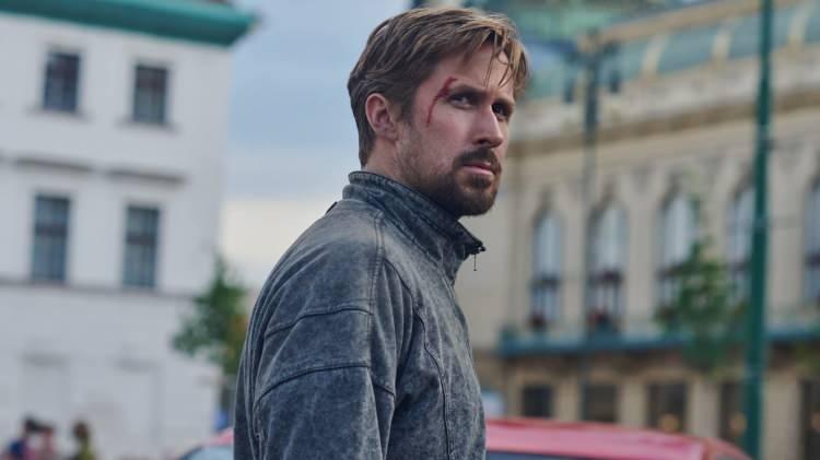 <p><span style="color:#FF0000"><strong>7. The Gray Man</strong></span></p>
<p><span style="color:#000000"><strong>Ryan Gosling, Chris Evans, Ana de Armas ve Regé-Jean Page'ın başrollerini paylaştığı "The Gray Man", aksiyon ve gerilim dolu bir hikayeyi izleyenlerle buluşturuyor. </strong></span></p>