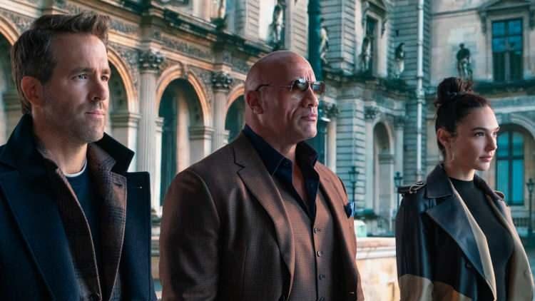 <p><span style="color:#FF0000"><strong>1. Red Notice</strong></span></p>

<p><span style="color:#000000"><strong>Dwayne Johnson, Ryan Reynolds, Gal Gadot'ın başrollerini paylaştığı "Red Notice" filmi, aksiyon ve macera dolu bir hikayeyi gözler önüne seriyor. Dünyanın en tehlikeli suçlularının yakalanması için Interpol tarafından çıkarılan bir kırmızı bülten, FBI'ın en iyi profil uzmanı John Hartley'yi harekete geçirir. Küresel boyutta bir operasyona girişen özel ajan, dünyanın en çok aranan sanat eseri hırsızı "Fil"i yakalamak için dünyanın en başarılı sanat eseri hırsızı Nolan Booth ile iş birliği yapmak zorundadır. </strong></span></p>
