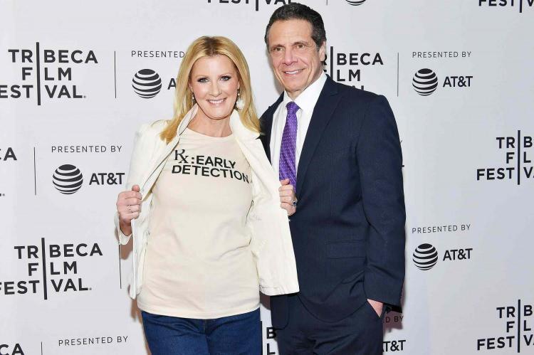 <p><span style="color:#000000"><strong>Ünlü şefin "Sen benim kim olduğumu biliyor musun? Ben Andrew Cuomo'nun ESKİ EŞİYİM!" diye bağırdıktan sonra "güneş gözlüklerini çıkarıp" "Kızım, ben Sandra Lee'yim!" ifadeleri kullandığı iddia edildi.</strong></span></p>
