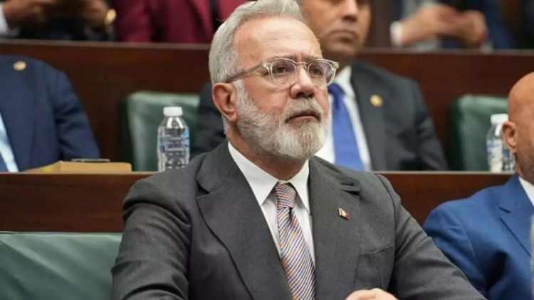 <p>Bahadır Yenişehirlioğlu, menajerlerin tekelleşmesi ve ekranları domine etmesi ile ilgili sürece dair de sert ifadeler kullandı. Yenişehirlioğlu,<strong> <span style="color:#FF0000"><em>"Bazı sanatçılarımızı ekranlarda çok görürsünüz. Ama bazı sanatçılarımızı ekranlarda hiç göremezsiniz. Aslında çok yeteneklidirler, ama bu oyuna ortak olmadıkları için, yardakçılık yapmadıkları için yer bulamıyorlar. Kimsenin yardakçısı olmamak lazım. Bu zararlıdır."</em></span> </strong>diye konuştu.</p>
