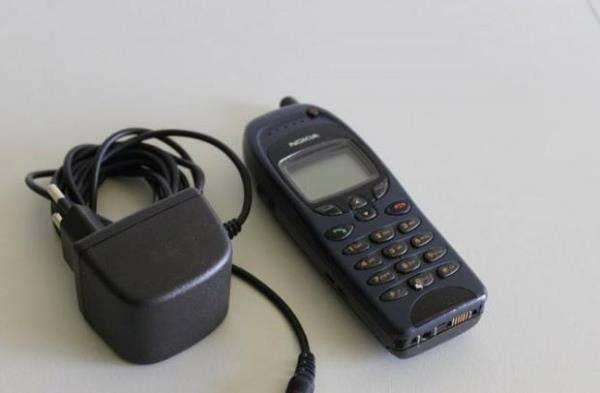 <p><strong><span style="color:#B22222">NOKIA 6130  </span>|  1998</strong></p>
