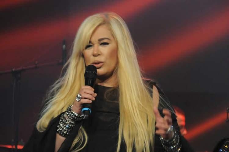 <p><span style="color:#000000"><strong>"Kıyamam", "Her Şey Seninle Güzel" ve "Sevmek Günahsa Eğer" gibi efsanevi parçalarla müzik dünyasında fırtınalar estiren ünlü sanatçı Zerrin Özer, katıldığı bir programda çok özel itiraflarda bulundu.</strong></span></p>