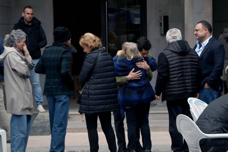 <p>Bolu Kartalkaya Kayak Merkezi'nde çıkan otel yangınında çocukları Mavi (7) ve Doğa (9) ile birlikte hayatını kaybeden Mert (41) ve Duygu Doğan'ın (40) Adana'daki babaevine taziye çadırı kuruldu. </p>
