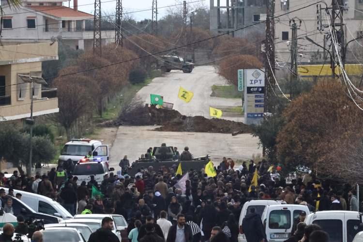 <p>Lübnan'la varılan ateşkes anlaşmasına rağmen işgal ettiği bölgelerden çekilmeyen İsrail ordusunun, evlerine gitmeye çalışan Lübnanlılara düzenlediği saldırılarda 11 kişinin öldüğü ve 83 kişinin yaralandığı bildirildi.</p>
