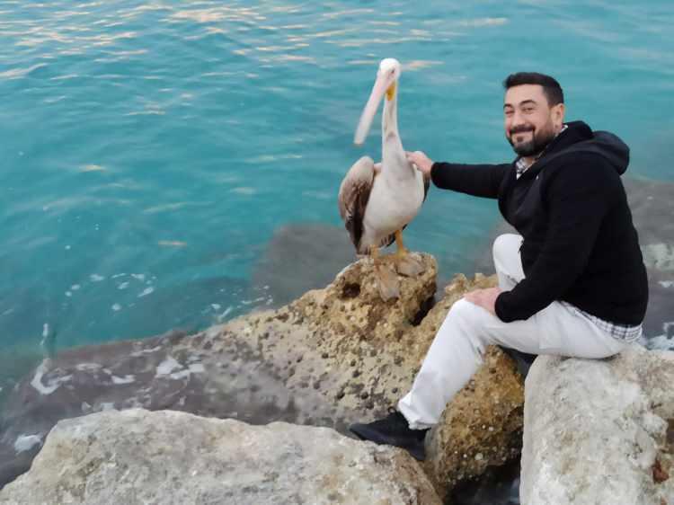 <p><strong> Herkes ona sarılıp fotoğraf çektiriyor.</strong></p>