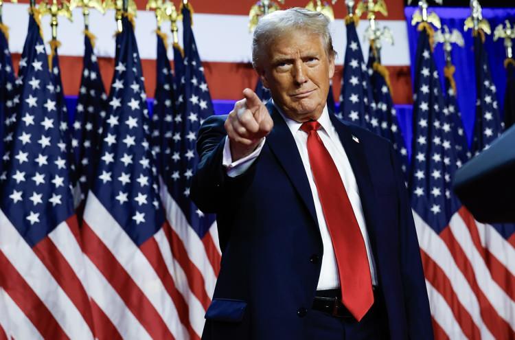 <p><span style="color:#FF0000"><strong>"BUGÜN MUTLUYUM VE ZENGİNİM!"</strong></span></p>
<p><span style="color:#000000"><strong>Trump, servetinin duygularıyla bağlantılı olduğuna inanıyor. O gün nasıl hissediyorsa ona göre servetinin azalıp arttığını söylüyor.</strong></span></p>