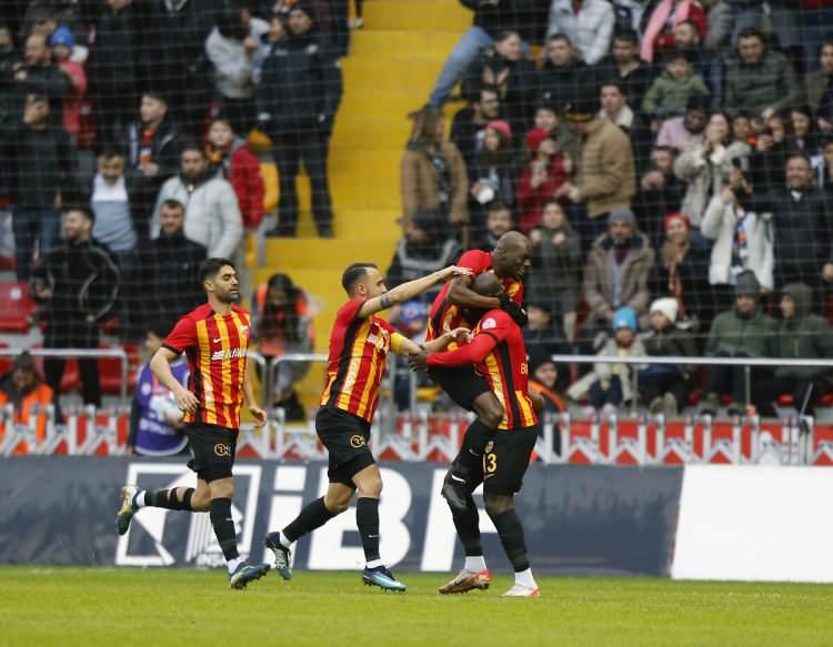 <p>2015-2016 sezonunda Tolunay Kafkas ile sözleşme imzalayan Kayserispor, o sezondan bugüne kadar geçen süreçte Hikmet Karaman ve Samet Aybaba ile 2 kez olmak üzere, toplam 19 farklı teknik adamla çalıştı ve 21 kez görev değişikliği kararı aldı.</p>