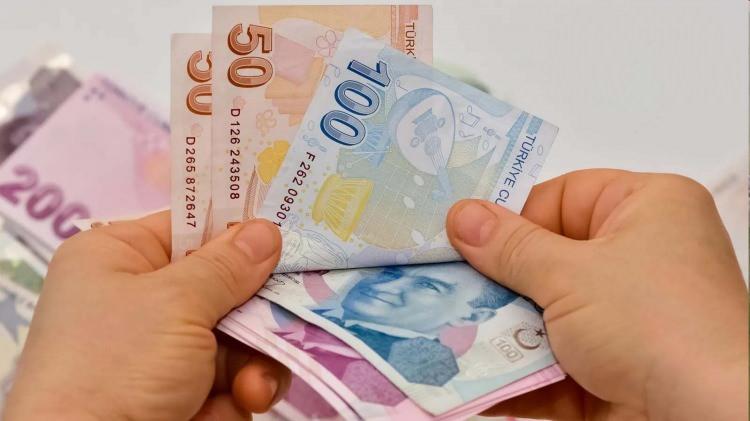 <p>1 aylık emekli maaşı tutarı;</p>

<p> </p>

<p>10.000 TL'ye (10.000 TL hariç) kadar olanlara 3 yıl için toplam 5.000 TL,</p>

<p> </p>

<p>10.000 TL - 15.000 TL (15.000 TL hariç) arasında olanlara 3 yıl için toplam 8.000 TL,</p>

<p> </p>

<p>15.000 TL - 20.000 TL (20.000 TL hariç) arasında olanlara 3 yıl için toplam 10.000 TL,</p>

<p> </p>

<p>20.000 TL daha fazla olanlara 3 yıl için toplam</p>

<p>12.000 TL peşin ve nakdi olarak promosyon ödemesi yapılacaktır.</p>
