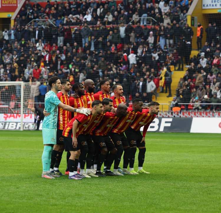 <p>Kayserispor, bu istatistiği ile ligde en çok teknik direktör değiştiren kulüpler arasında yer aldı.</p>