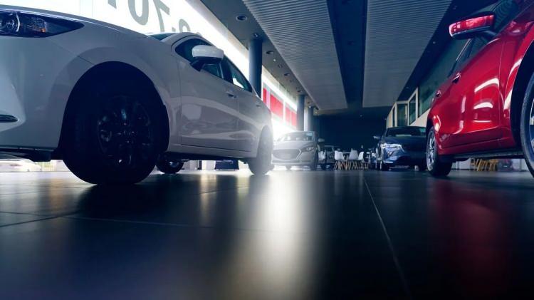 <p>Otomotiv Distribütörleri ve Mobilite Derneği (ODMD) verilerine göre, 2024 Ocak-Aralık döneminde Türkiye’de sıfır otomobil ve hafif ticari araç satışları, önceki yıla göre yüzde 0,5 artışla 1 milyon 238 bin 509 adede ulaşarak tüm zamanların yıllık satış rekorunu kırdı.</p>

<p> </p>
