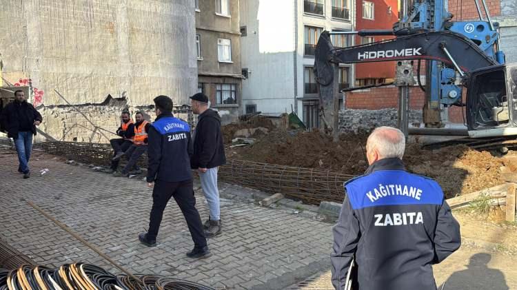 <p>Olay, dün saat 11.00 sıralarında Çağlayan Mahallesi'nde meydana geldi. Edinilen bilgiye göre, 5 katlı bir binanın sahibi, geçen sene Ağustos ayında binayı müteahhite verdi. Yıkımı yapılan binanın bulunduğu alanda yaklaşık 2 ay önce temele kazık çakılarak inşaata başlandı.</p>
