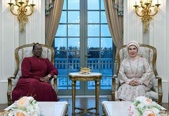 <p><span style="color:rgb(178, 34, 34)"><strong>TARİHTE İLK!</strong></span></p>

<p>Türkiye ve Ruanda arasında Cumhurbaşkanı düzeyinde gerçekleştirilecek bu ilk resmi ziyaret kapsamındaki görüşmeler, aynı zamanda Cumhurbaşkanı eşleri düzeyinde de ilk ziyaret olma özelliğini taşıyor.</p>
