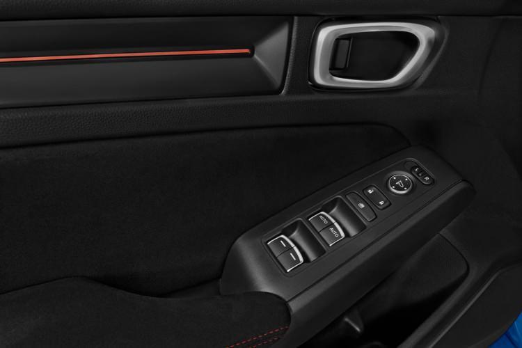 <p>Honda’nın "Maksimum İnsan/Minimum Makine" tasarım felsefesini yansıtan yeni Civic, geniş ve ferah iç mekanıyla dikkati çekiyor.</p>
