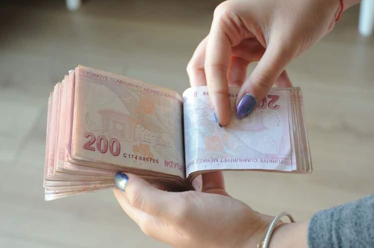<p>Banka tarafından yapılan açıklamaya göre Ek Ödül Taahhütnamesinin imzalanması sonrasındaki 60 gün içerisinde iki yeni fatura ödeme talimatı verilmesi durumunda maaş baremine bağımsız 1.500 TL ek nakit ödül ödeniyor.</p>

<p> </p>

<p>Ek Ödül Taahhütnamesinin imzalanması sonrasındaki 60 gün içerisinde asıl bireysel kredi kartları ile toplamda 1.000 TL harcama yapılması durumunda, maaş baremine bağımsız 1.000 TL ek ödül ödeniyor.</p>

