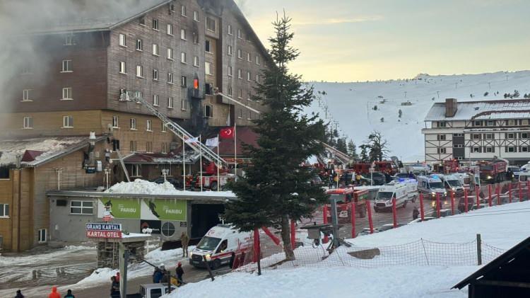 <p>66 kişinin hayatını kaybettiği, 51 kişinin yaralandığı yangının ardından otel önünde toplanan vatandaşlar, kayıp yakınlarından iyi bir haber almayı umutla bekliyor.</p>

<p> </p>
