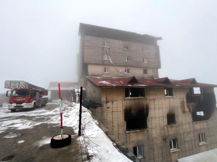 <p>Bolu'daki yangın felaketinde 78 canımızı yitirdik. Korkunç yangında hafızalara kazınan görüntülerden biri de camdan sarkan çarşafın görüntüsü oldu. </p>
