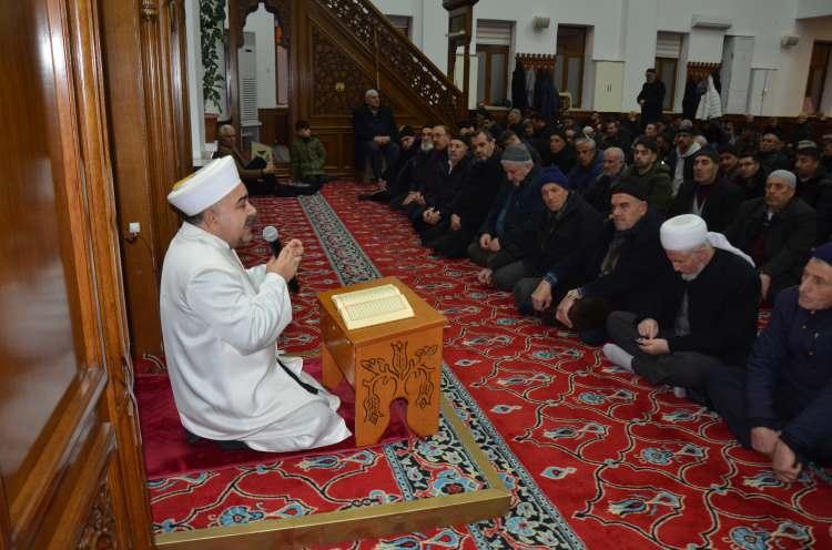 <p>Hazreti Muhammed'in, Allah'ın daveti üzerine Mescid-i Haram'dan Mescid-i Aksa'ya, oradan semaya, yüce alemlere ve ilahi huzura yükseldiği gece olarak kabul edilen Miraç Kandili, yarın ve "ramazanın müjdecisi" Berat Kandili'nin 13 Şubat'ta idrak edilmesinin ardından Müslümanlarca "on bir ayın sultanı" olarak tanımlanan ramazan ayı 1 Mart'ta başlayacak.</p>