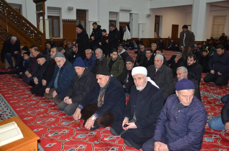 <p>Ayrıca bu gece Allah, Hazreti Muhammed'e İsra Suresi'nde de yer alan insanın yaşama hakkını, şeref ve haysiyetini korumayı, toplumun huzur ve güvenini sağlamayı amaçlayan ahlak ve fazilet düsturlarını bildirdi.</p>
