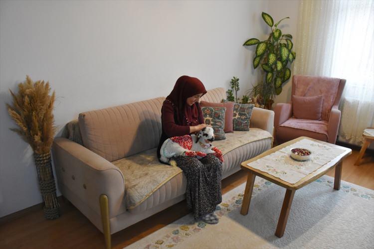 <p><strong>"Evde yalnız bırakamıyorum"</strong></p>
<p>Evde geçirdikleri zamanın haricinde dışarıya da beraber çıktıklarına işaret eden Koç, "Evde canımız sıkılınca alıp markete götürüyorum. Markette herkes, 'Fotoğraf çekebilir miyiz abla?, 'Kucağımıza alabilir miyiz?' diye soruyor. Çok seviyorlar. Yolda giderken karşıdan karşıya geçemiyorum, 'Abla az sevebilir miyiz, bakabilir miyiz, nereden aldın, nasıl aldın, nasıl bakıyorsun?' diye soruyorlar. Ben de anlatıyorum." dedi.</p>