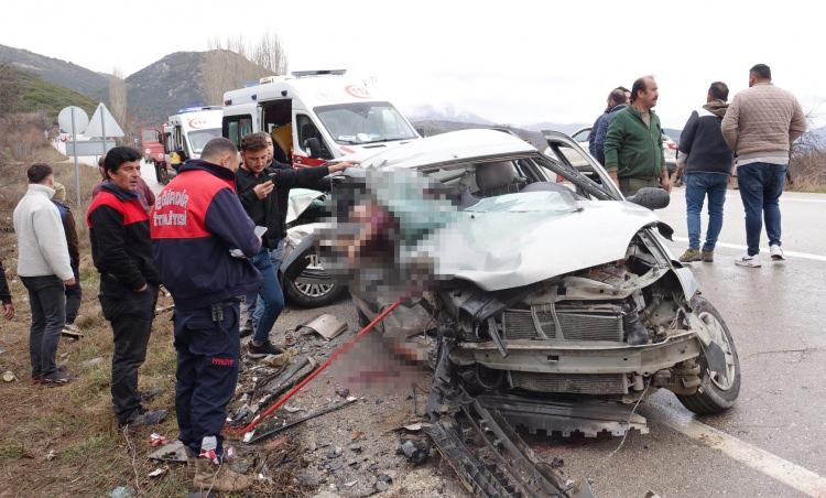 <p>Isparta’nın Eğirdir ilçesinde iki otomobilin kafa kafaya çarpışması sonucu meydana gelen kazada Minnet Kocaburun (60) yaşamını yitirdi, 3 kişi ise ağır yaralandı.</p>

<p> </p>
