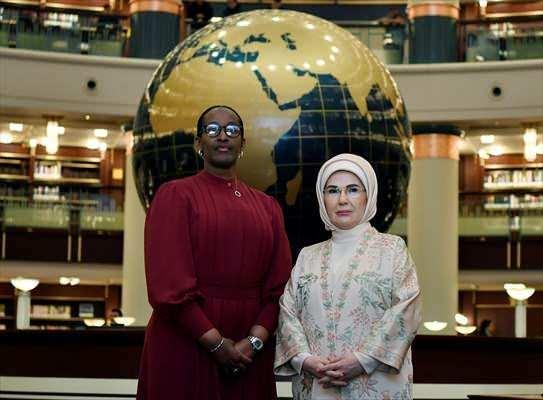 <p>Ardından Nasrettin Hoca Çocuk Kütüphanesi'ni ziyaret eden Emine Erdoğan ve Kagame, atölye çalışmalarına katılan çocuklarla sohbet ederek, fotoğraf çektirdi.</p>
