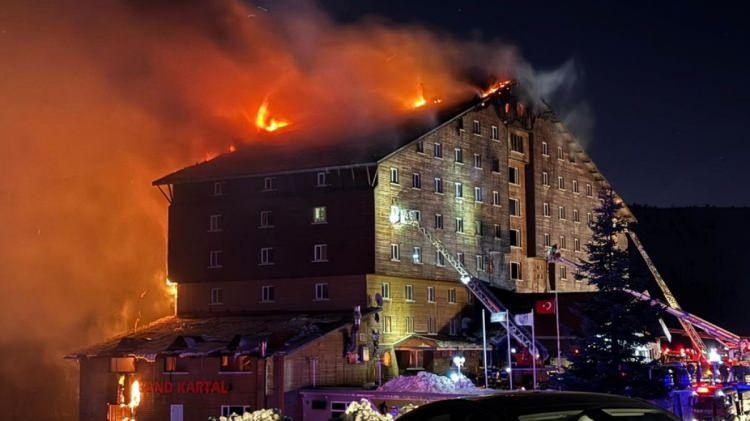 <p>Bolu Kartalkaya'daki Grand Kartal Otel'de çıkan ve 78 canımızı verdiğimiz yangına ilişkin acı detaylar ortaya çıkmaya devam ediyor. </p>
