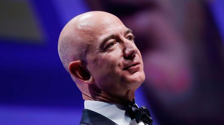 <p><strong><span style="color:#B22222">2) JEFF BEZOS </span> | Amazon'un sahibi</strong></p>