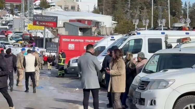 <p>Bolu Kartalkaya Kayak Merkezi'nde yangının çıktığı otelde ekiplerin saatlerdir müdahaleleri aralıksız sürerken, vatandaşların da endişeli bekleyişleri devam ediyor.</p>
