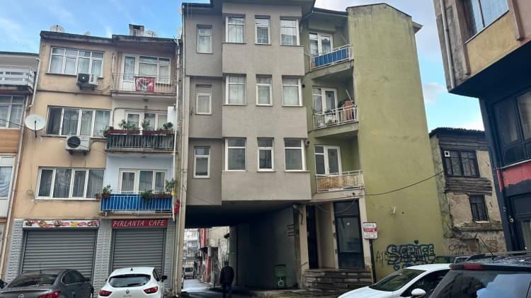 <p>Merkez Osmangazi ilçesi Altıparmak Mahallesi'nde bulunan 3 katlı bir apartmanın temelinden geçen tünel şeklindeki yol, görenler bir daha bakıyor. Apartmanın altındaki tüneli gören vatandaşlar ise evin kapısının nerede olduğunu merak ediyor.</p>

<p> </p>
