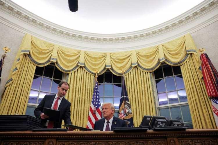 <p>WSJ, Trump'ın Oval Ofis'e Amerikan ordusundaki birimlere ait askeri bayrakları yerleştirdiğini de aktarıyor. Biden döneminde bu bayraklar ofiste yer almıyordu.</p>

<p> </p>
