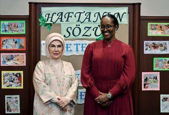 <p>Emine Erdoğan, bir diğer paylaşımında da bilginin ışığının, kültürler ve coğrafyalar arasında bağlar kuracağına dikkati çekerek, şunları kaydetti:</p>
