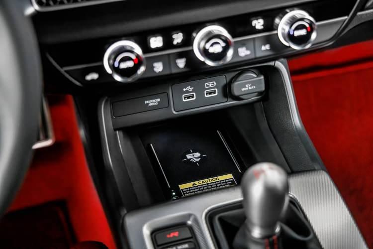 <p>Benzinli ve LPG'li motor seçenekleri, Elegance+ ve Executive+ donanım paketleriyle sunulan yeni Civic, metalik meteor gri, metalik gümüş gri, platin beyaz, kristal siyah ve yeni eklenen kanyon mavisi olmak üzere beş farklı gövde rengi seçeneğiyle 25 Ocak’tan itibaren tüketicilerin beğenisine sunulacak.</p>
