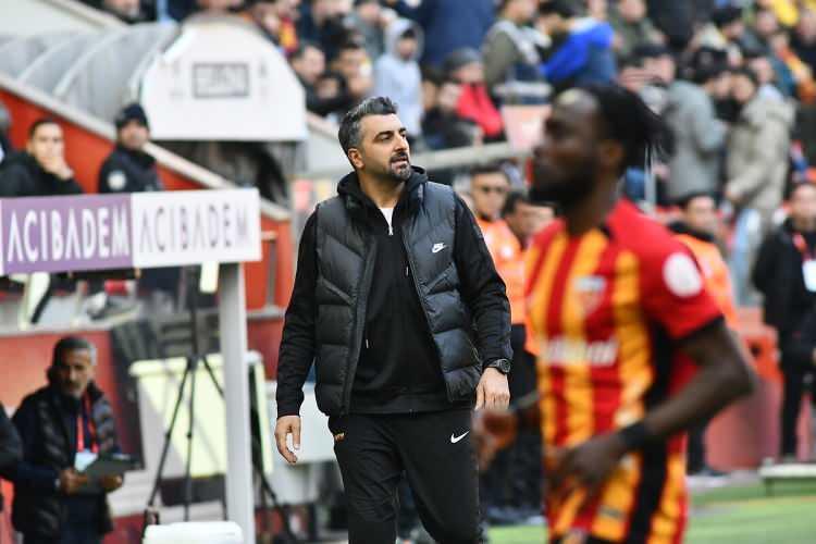 <p>İç Anadolu ekibinin başında 13 karşılaşmada kulübede yer alan Sinan Kaloğlu, 3 galibiyet, 3 beraberlik ve 7 mağlubiyet yaşayarak 0.92 puan ortalaması yakaladı.</p>