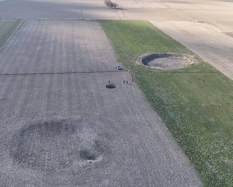 <p>Karapınar ilçesinde Hotamış Mahallesi'nde Bekir Uzundemir'e ait tarlada 7 metre çapında, 30 metre derinliğinde yeni bir obruk oluştu.</p>
