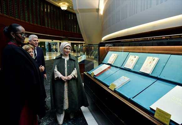 <p><span style="color:rgb(178, 34, 34)"><strong>Emine Erdoğan'dan ziyaretlere ilişkin paylaşım</strong></span></p>

<p> </p>

<p>Emine Erdoğan, ziyaretlere ilişkin sosyal medya hesabından yaptığı paylaşımda ise Ruanda Cumhurbaşkanının eşi Jeannette Kagame'yi, Afrika El Sanatları ve Kültür Evi Derneği'nde ağırlamaktan memnuniyet duyduğunu dile getirdi.</p>
