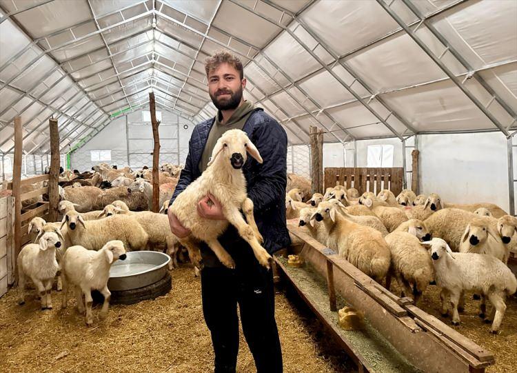 <p>Kırşehir'in Sıdıklıküçükoba köyünde yaşayan Emre Gültekin (23), Tarım ve Orman Bakanlığı ile Konya Ovası Projesi (KOP) Bölge Kalkınma İdaresi Başkanlığından aldığı hayvan ve ağıl desteğiyle hayali olan besiciliğe ilk adımı attı.</p>
