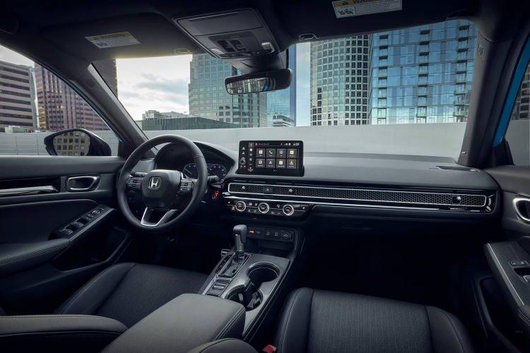 <p>Apple CarPlay ve Android Auto uyumlu 9 inç HD dokunmatik ekran ile USB Type-C bağlantı noktaları tüm donanım paketlerinde standart olarak sunuluyor.</p>
